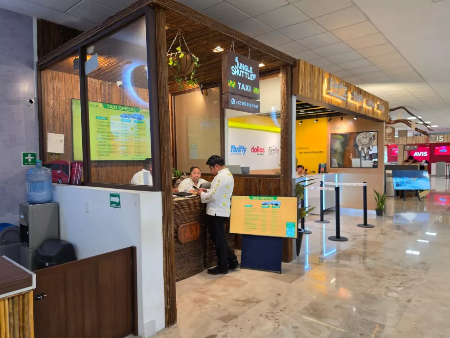 Ghișeul de taxiuri din sala de sosiri