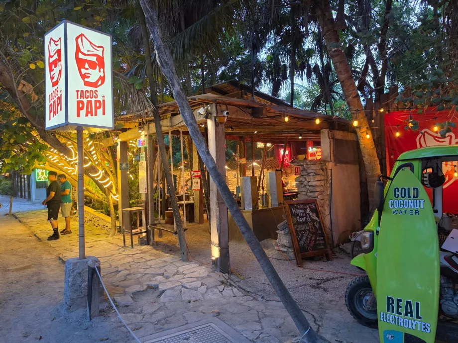Tacos pe strada principală din Tulum