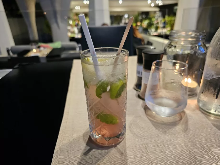 Cocktail cu hibiscus