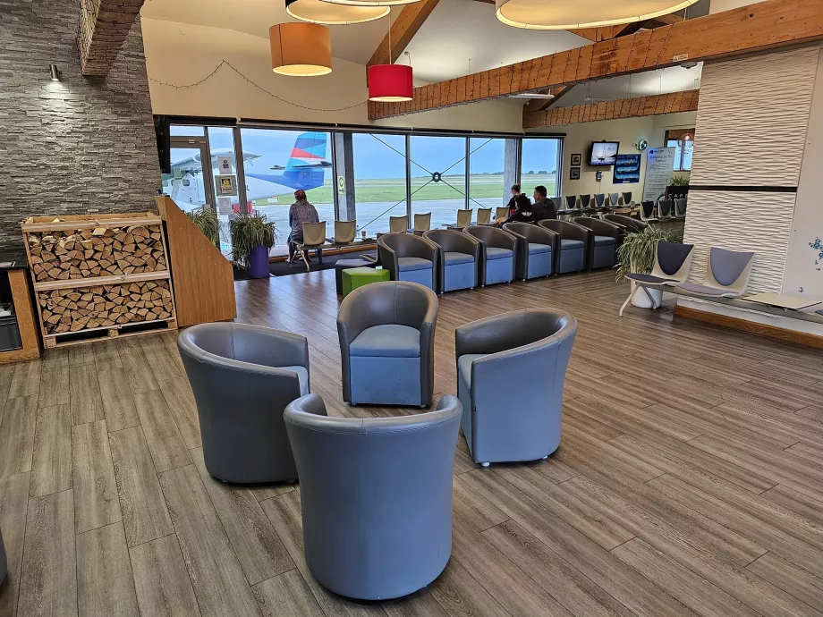 Sala de plecări, Aeroportul LEQ