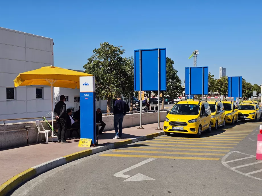 Stație de taxi în fața Terminalului 2