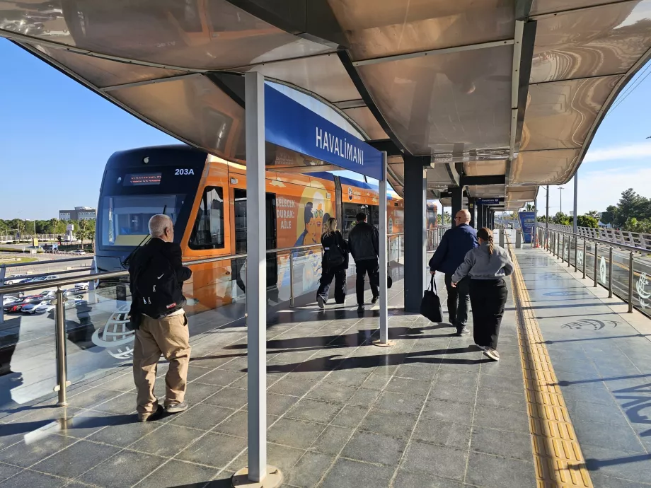 Stație de tramvai în fața Terminalului 1