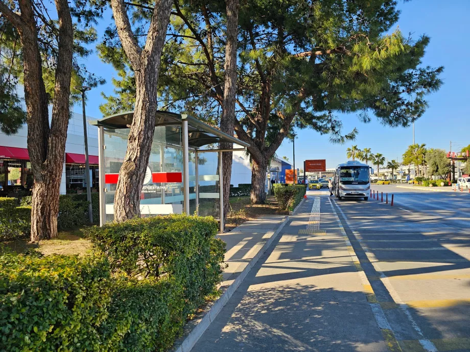 Stație de autobuz în fața Terminalului 1