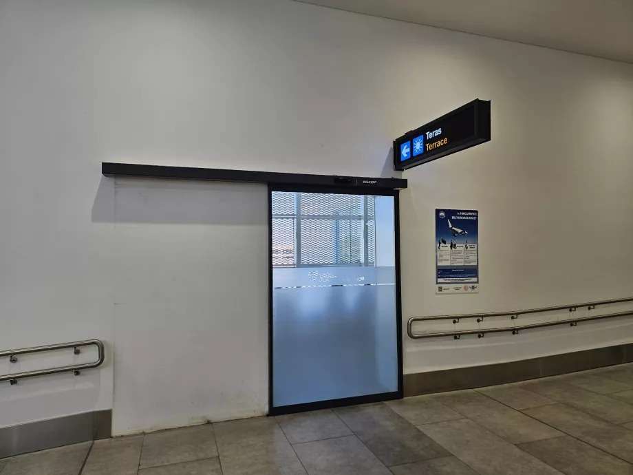 Terasă pentru fumători după controlul de securitate