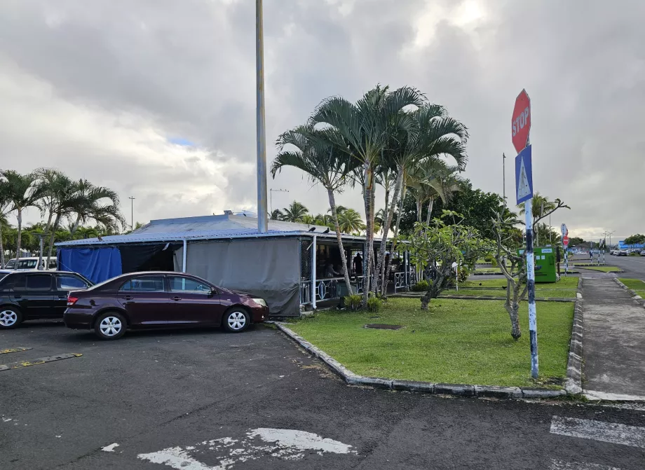 Răcoritoare în parcarea de la stația de autobuz