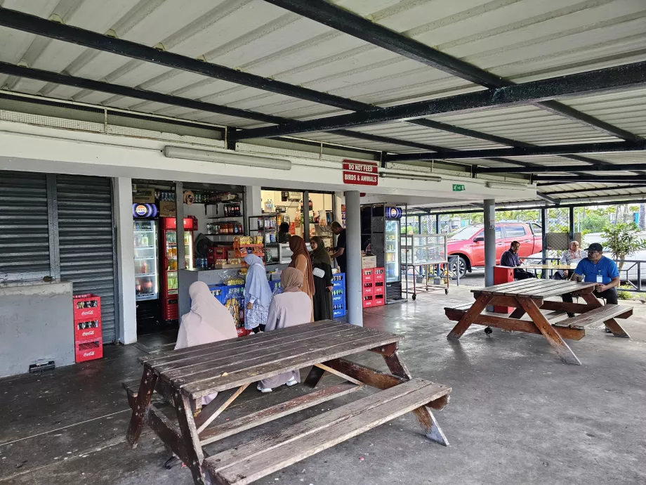 Răcoritoare în parcarea de la stația de autobuz