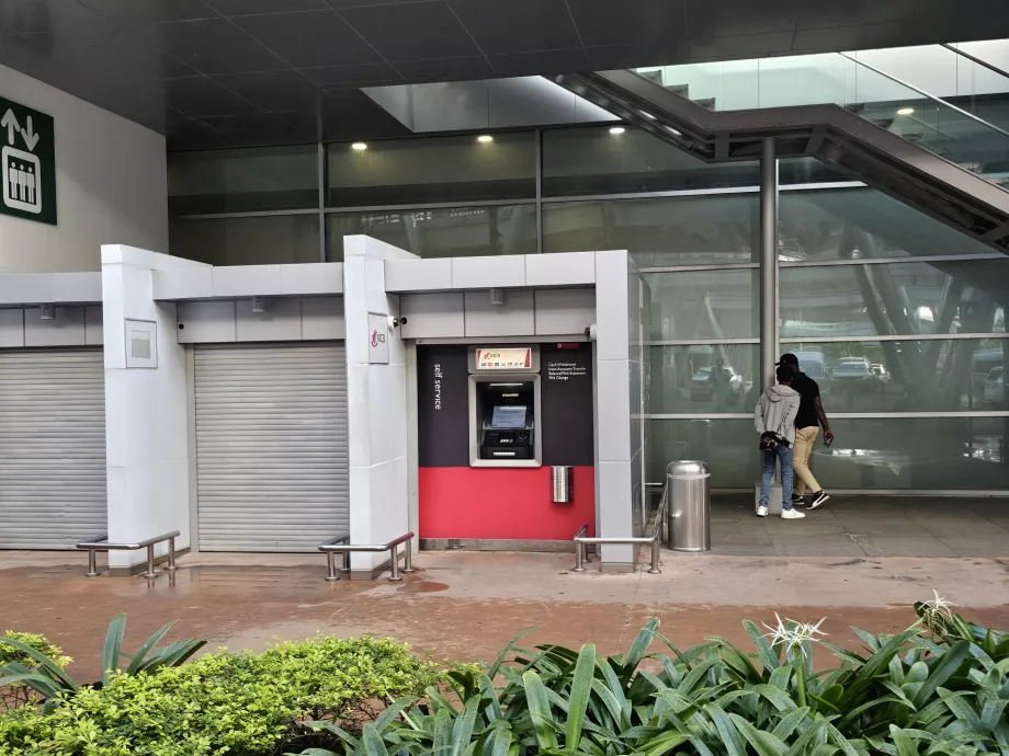 Bancomat în fața sălii de sosiri