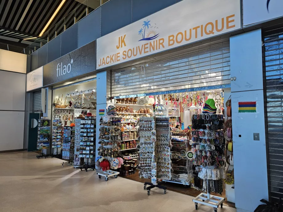 Magazine de suveniruri în zona de tranzit