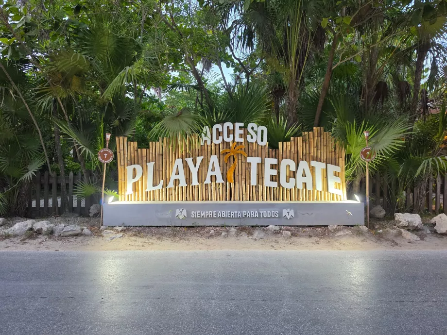 Unul dintre cluburile de pe plajă din Tulum