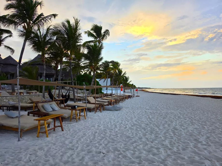 Plaja din zona hotelieră din Tulum