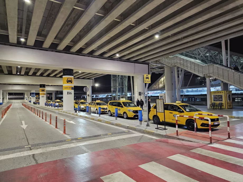 Stații de taxi la Aeroportul Izmir