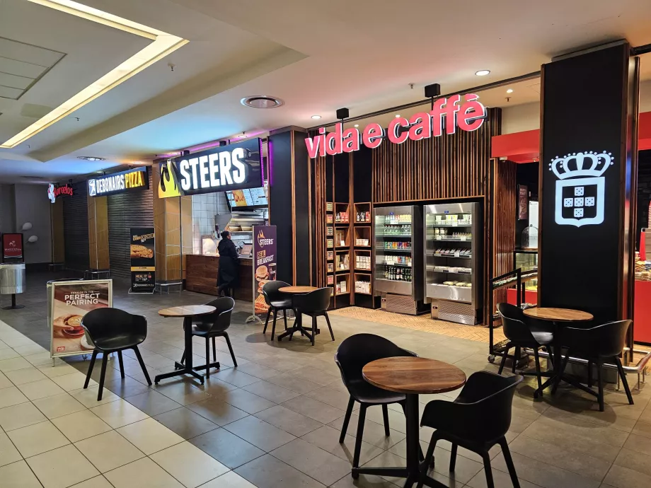 Cafenele în sala de sosiri, zona publică