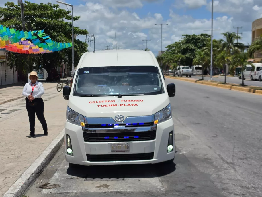 Colectivo, un punct de preluare în centrul orașului Tulum