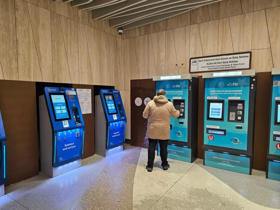 Automatele albastre din stânga - Istanbulkart; automatele albastre din dreapta - card PTT