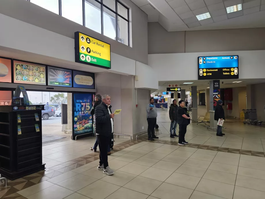 Șoferi de taxi în sala de sosiri