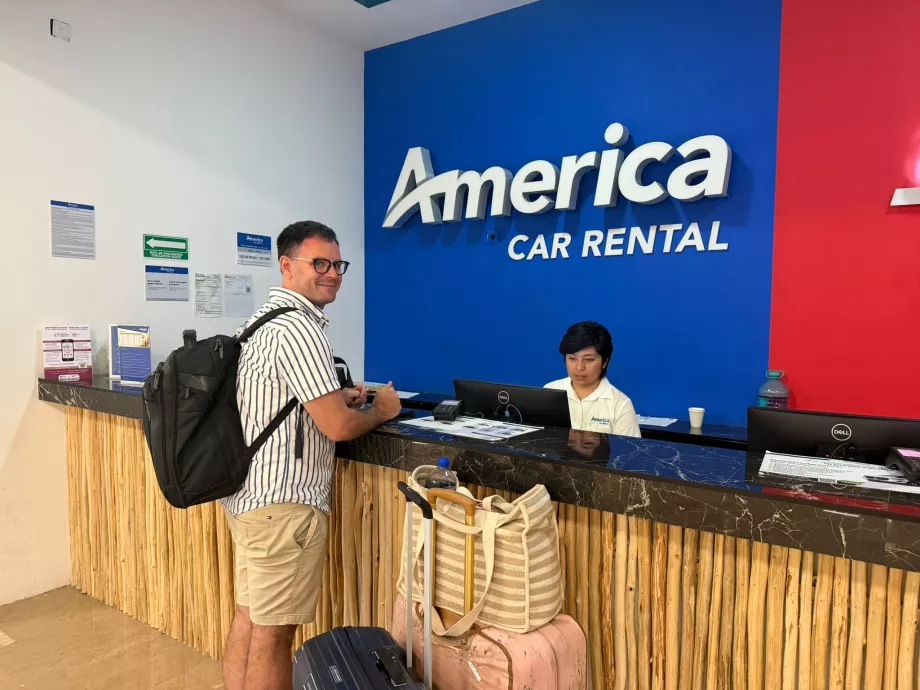 Eu la ghișeul de închiriere mașini din Tulum