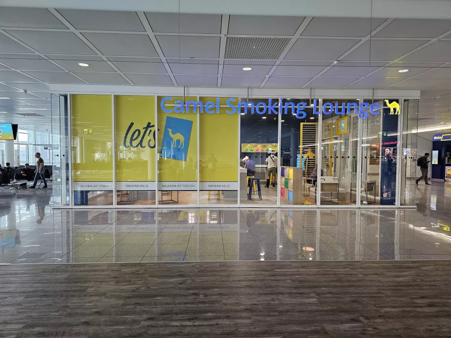 Saloane pentru fumători în zona de tranzit