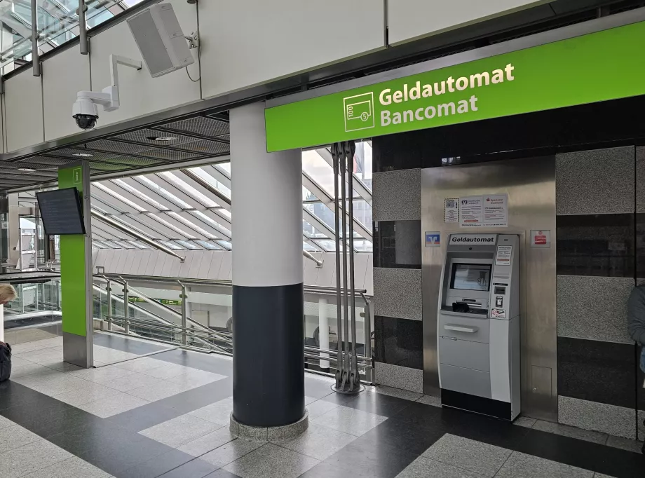 Bancomat în sala de plecări
