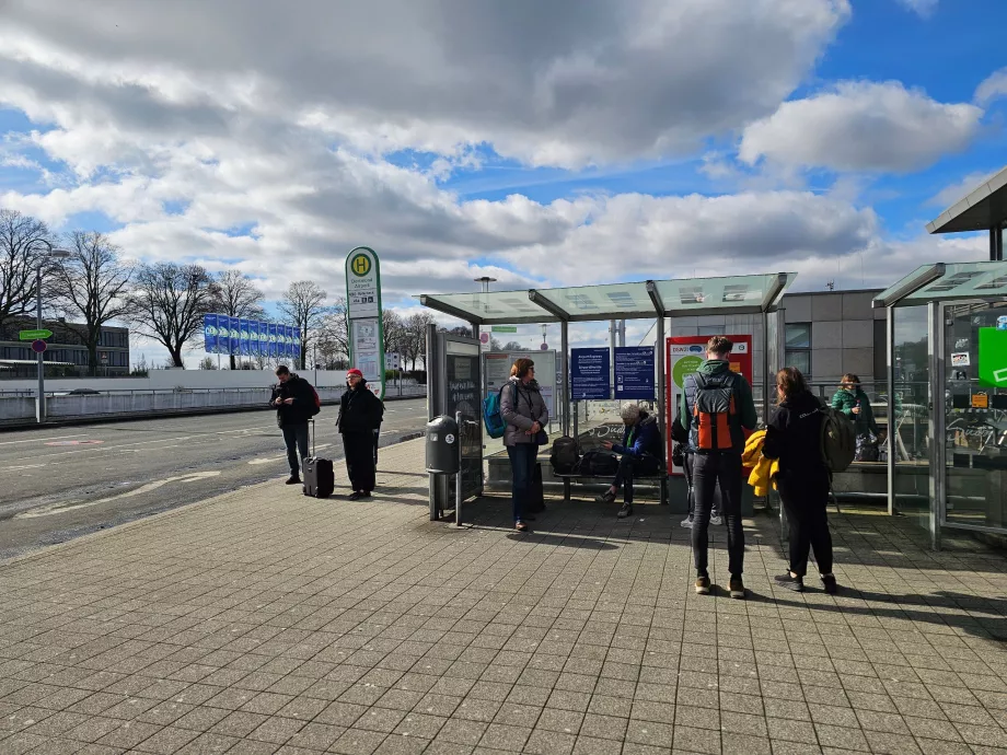 Stație de autobuz 490 și automat de bilete