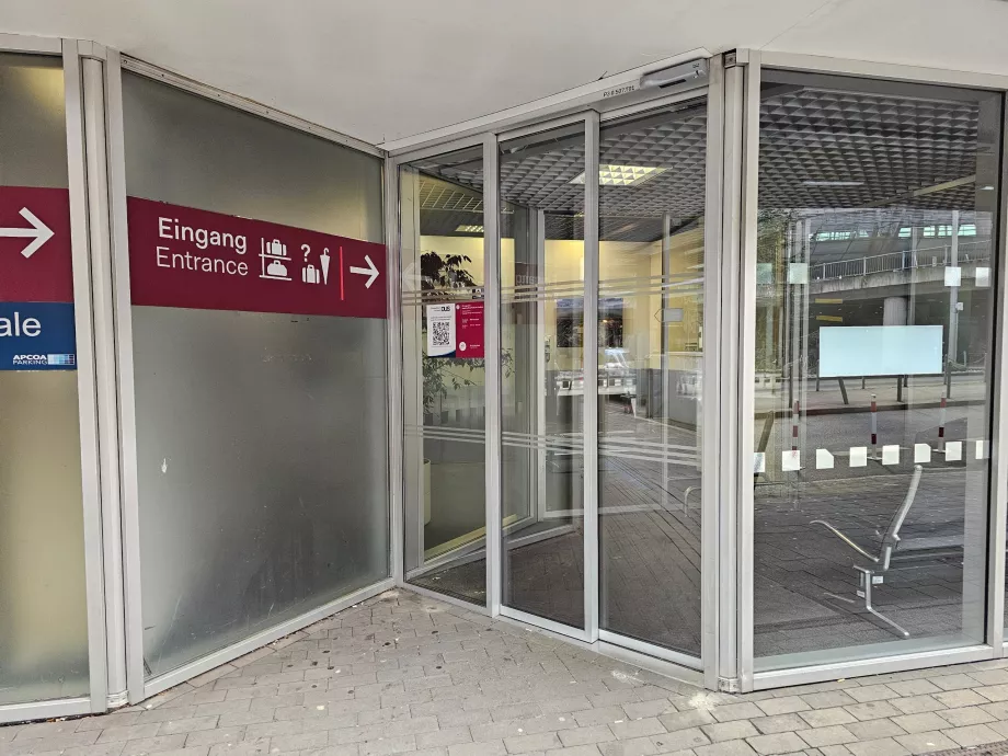 Depozitarea bagajelor în garajul din fața terminalului