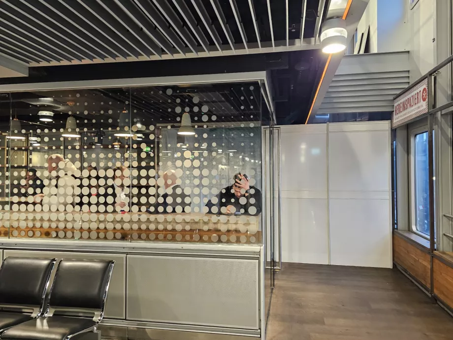 Camere pentru fumători în zona de tranzit