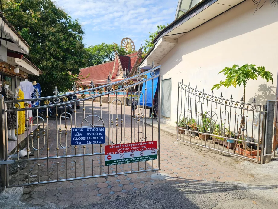 Wat Phra Yai, orar de deschidere