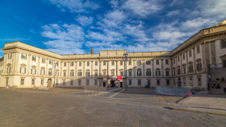 Palatul real