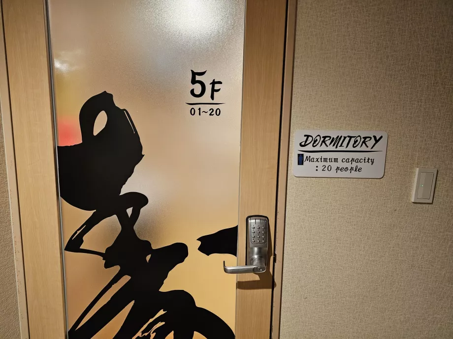 Ușă criptată către camera comună de la etajul 5