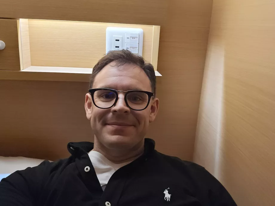 Eu întins într-o capsulă