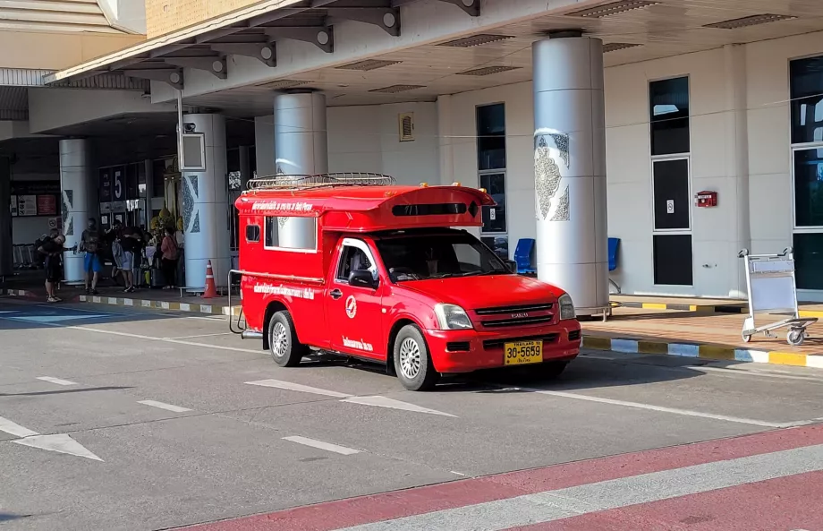 Songhtaew în fața terminalului CNX