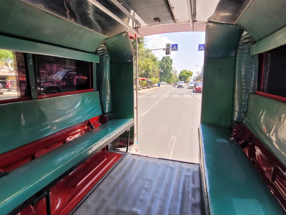 Interiorul songthaew