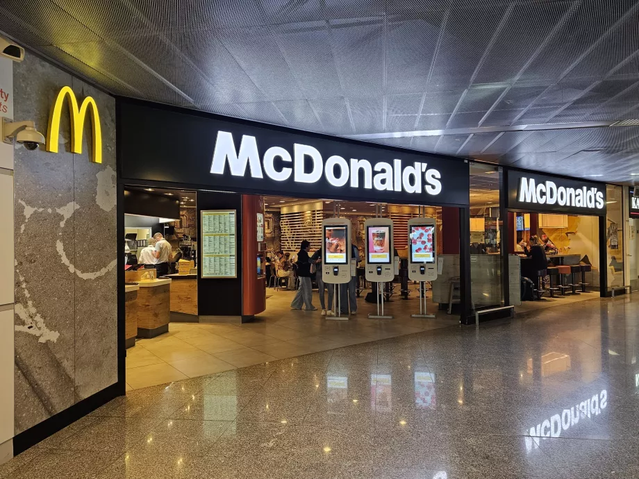 MdDonald's în zona publică a Aeroportului WAW