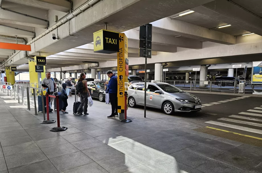 Stație de taxi în fața sălii de sosire