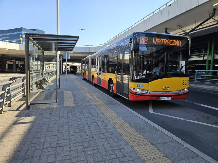 Linia de autobuz 148 în fața sălii de sosire