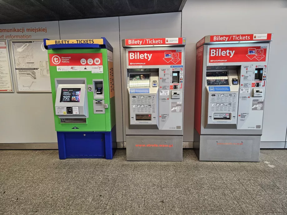 Automatele de bilete de la gară (stânga pentru linia RL, dreapta pentru liniile S-SKM)