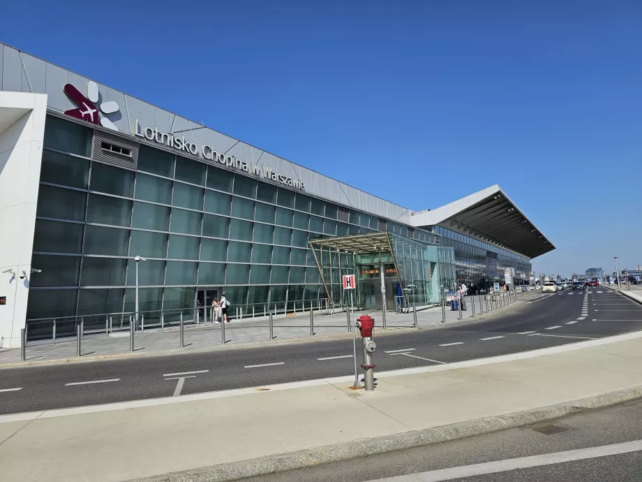 Terminalul principal al aeroportului WAW