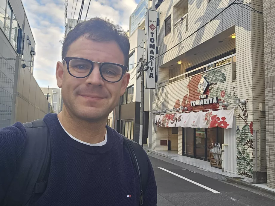 Eu în fața hotelului Tomariya