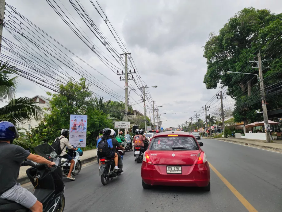 Trafic pe drumul principal din jurul insulei