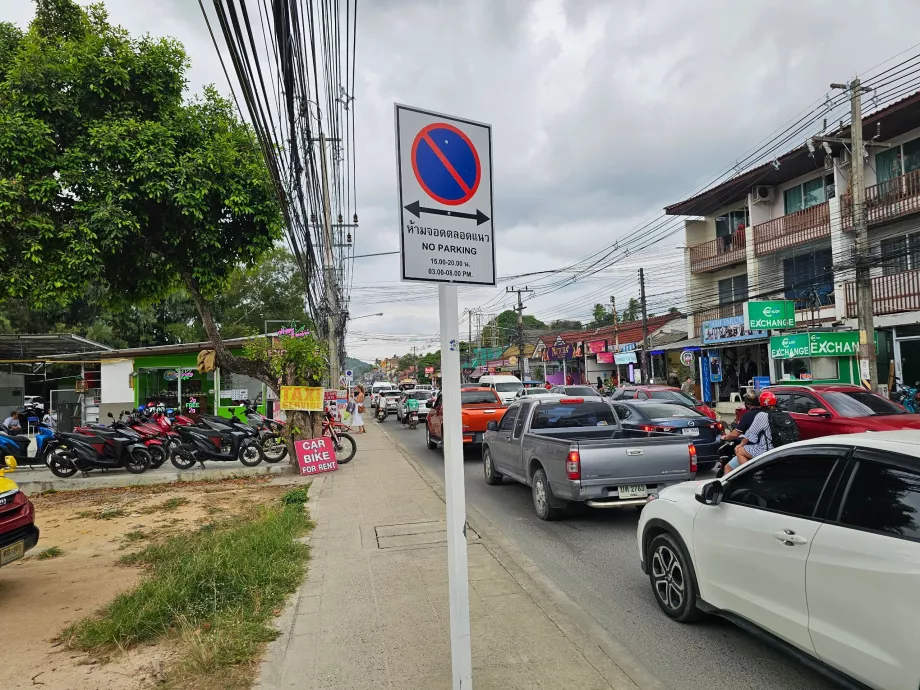 Fără parcare de-a lungul drumului principal