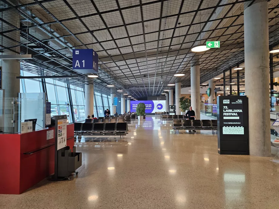 Zona de tranzit a aeroportului LJU