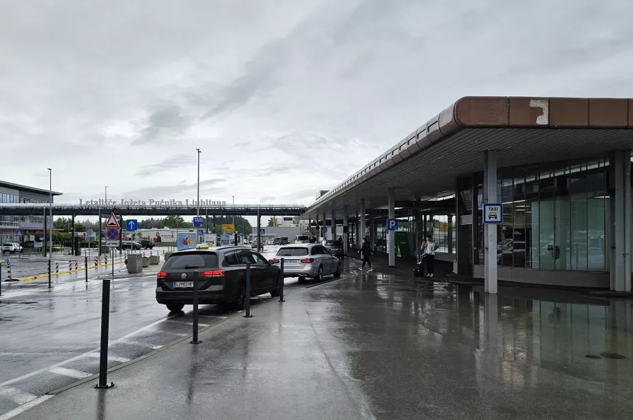Stație de taxi în fața sălii de sosire