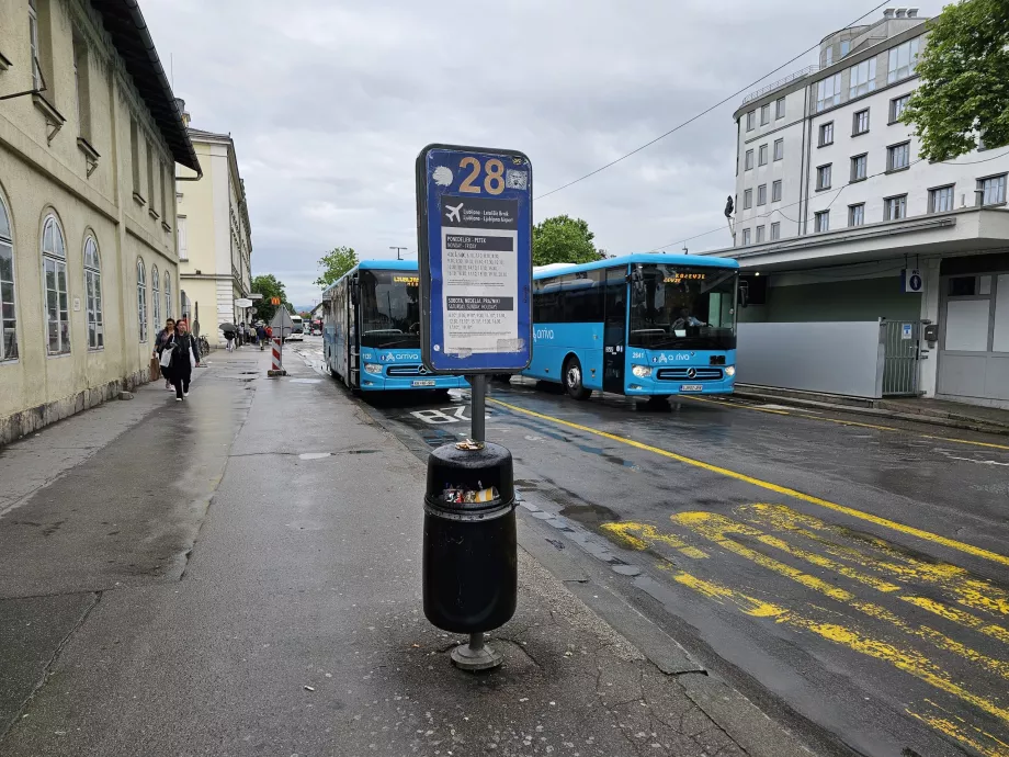 Stație de autobuz la aeroport, lângă gara principală