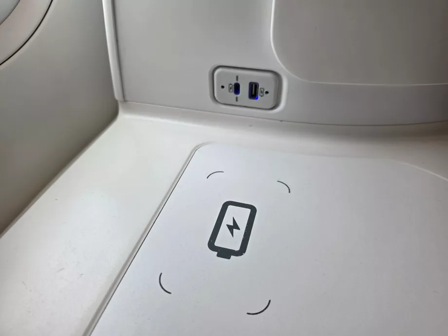 Încărcare wireless și porturi USB