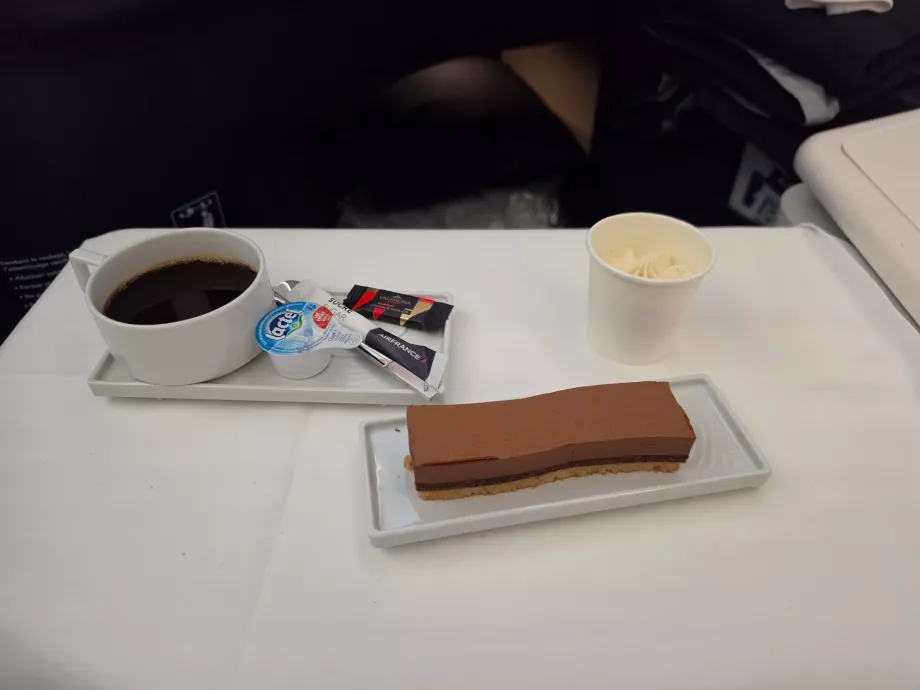 Prânz: un desert cu ciocolată și o cafea
