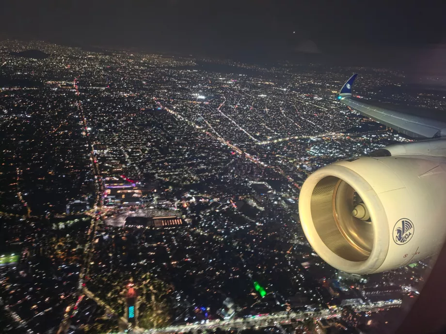 O priveliște a orașului Mexico City pe timp de noapte