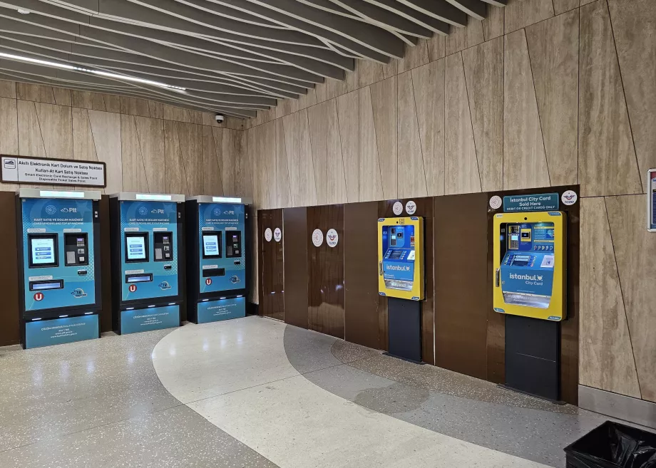 Automatele de bilete din metrou. Galben pentru Istanbulkart, albastru pentru cardurile PTT