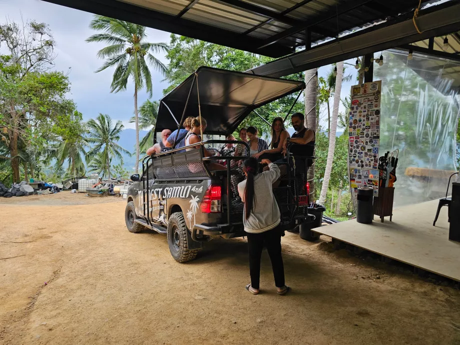 Jeep-uri de transport la Overlap Stone 2