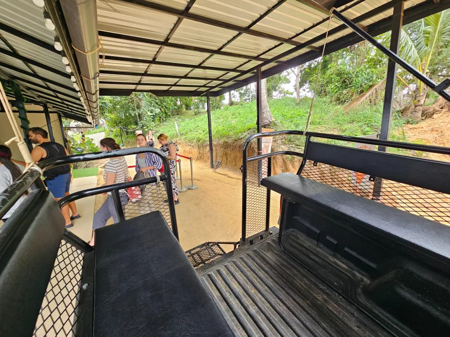 Jeep-uri de transport la Overlap Stone 2