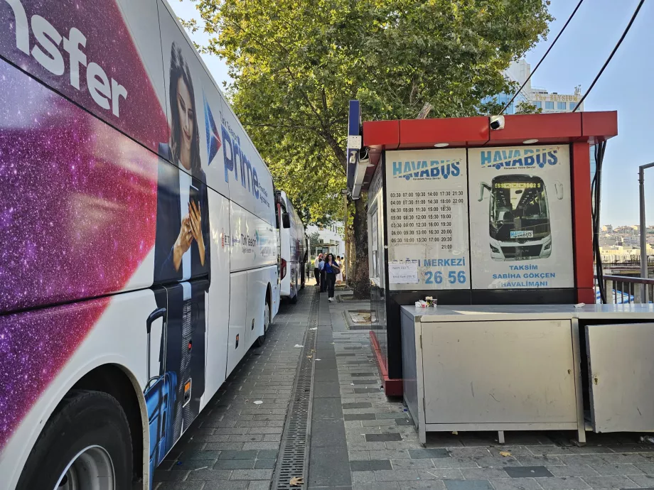 Stație de autobuz la Piața Taksim