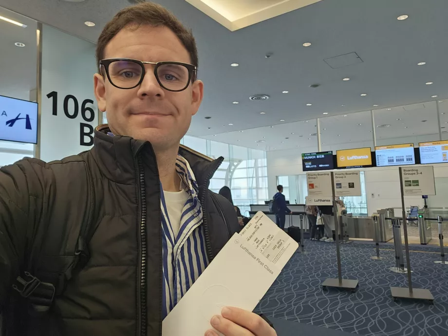 Eu cu un bilet de îmbarcare la clasa întâi